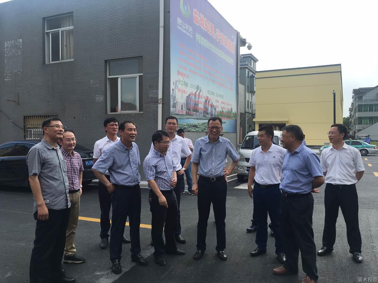 8月10日，荆门市委常委、萧山区委区委书记俞东来一行到投资公司掌管的宁安社区环境综合整治工程现场查看工作进展。俞东来书记对投资公司的工作暗示注定，认可投资公司奋战一百天，宁安换新颜的工作成就。.JPG
